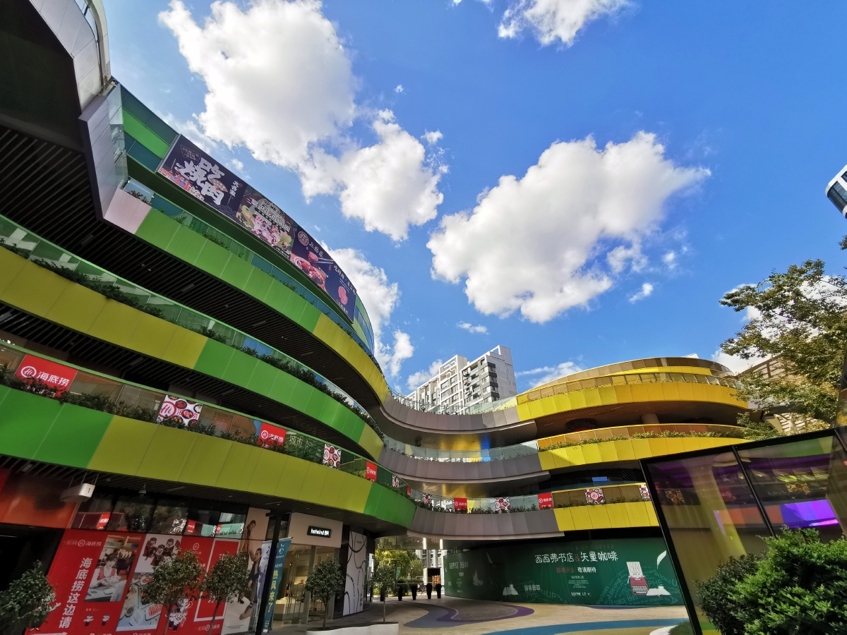 彩虹般艳丽多彩的购物广场上海经纬汇