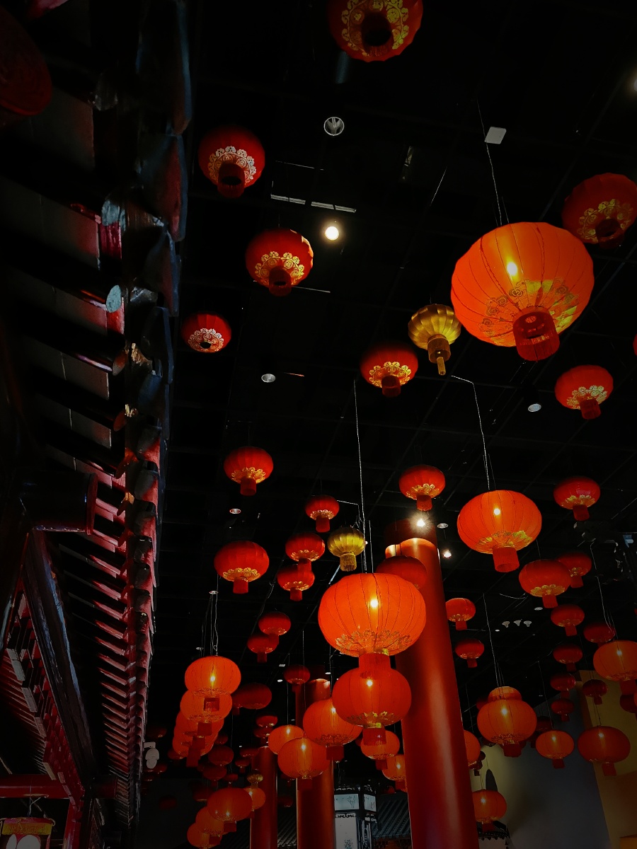 红灯笼是中国文化的一个重要元素用于营造吉祥喜庆的氛围不仅悬挂于