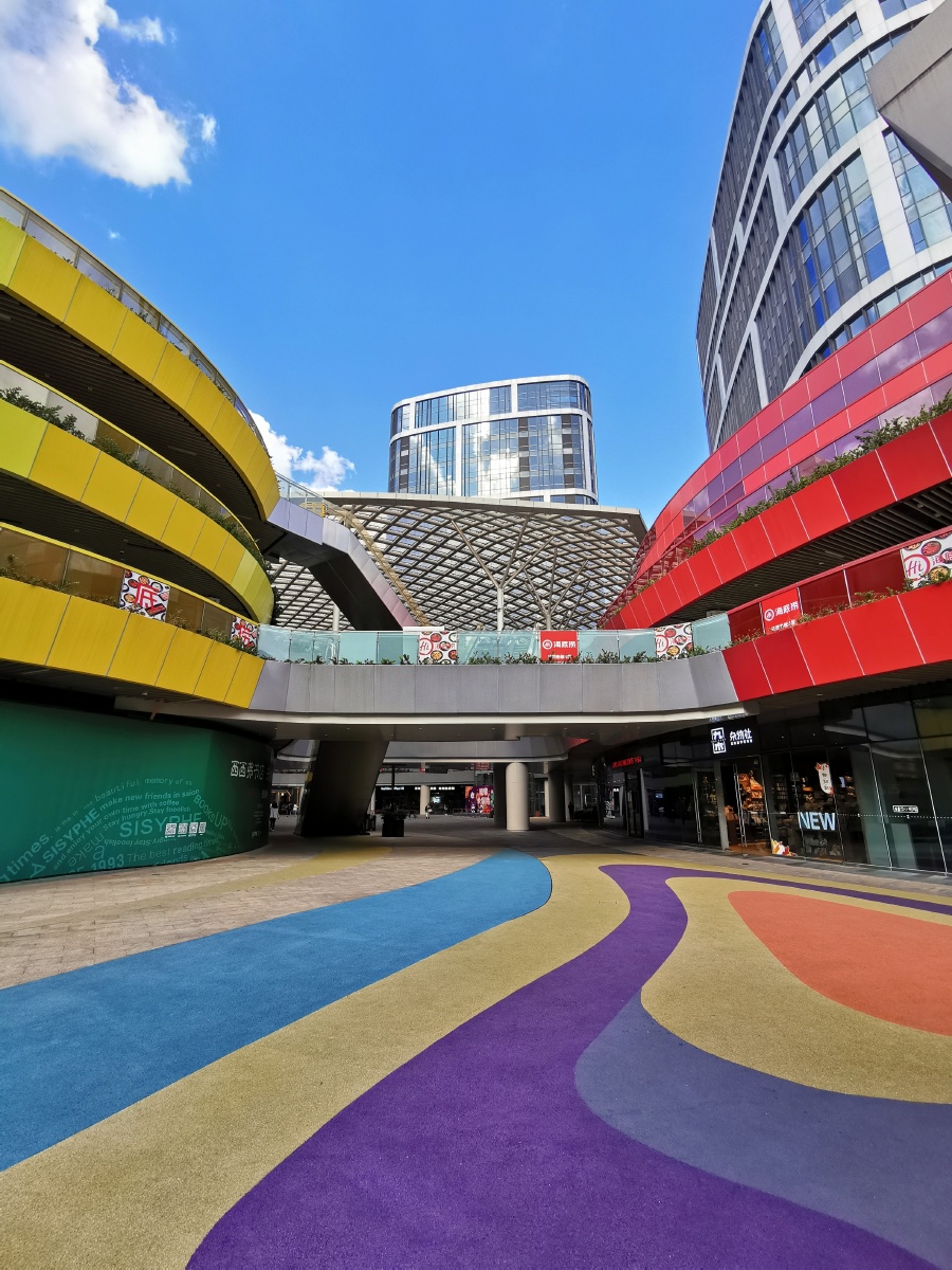 彩虹般艳丽多彩的购物广场上海经纬汇