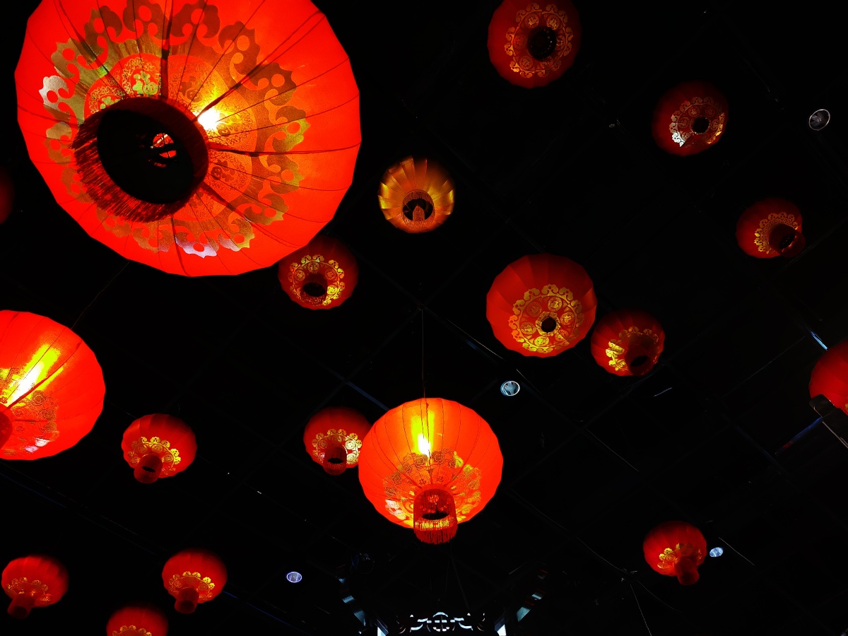 红灯笼是中国文化的一个重要元素用于营造吉祥喜庆的氛围不仅悬挂于