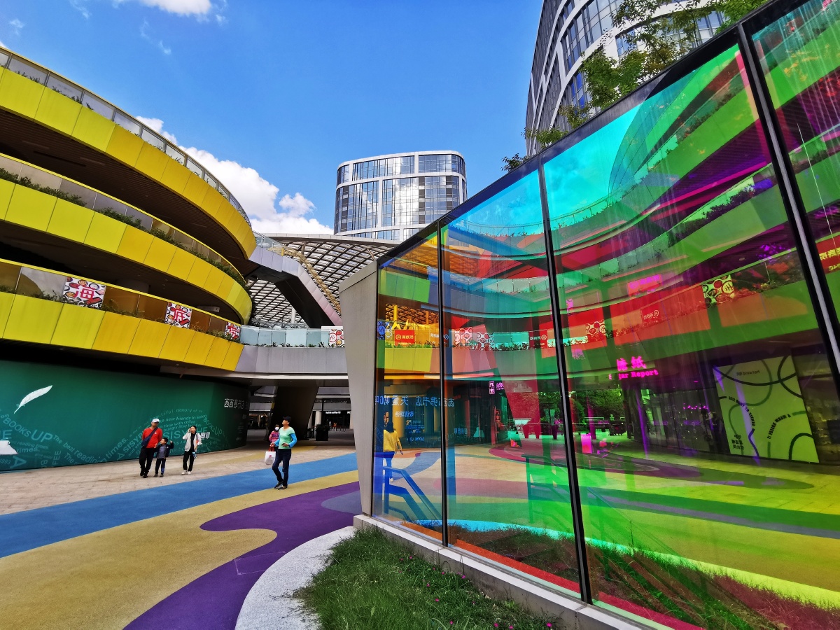 彩虹般艳丽多彩的购物广场上海经纬汇