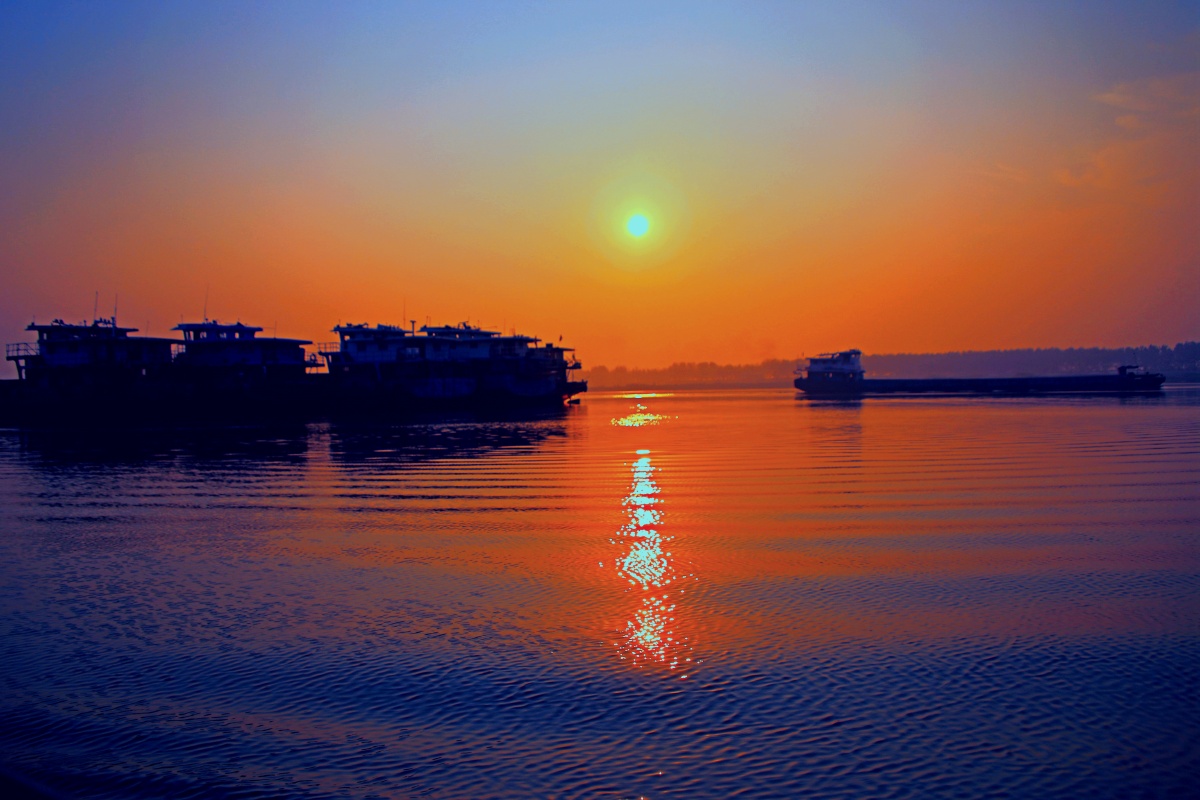 杨沙2018年10月7日626关注汉江日影早晨的阳光在江中留下了长长的影子