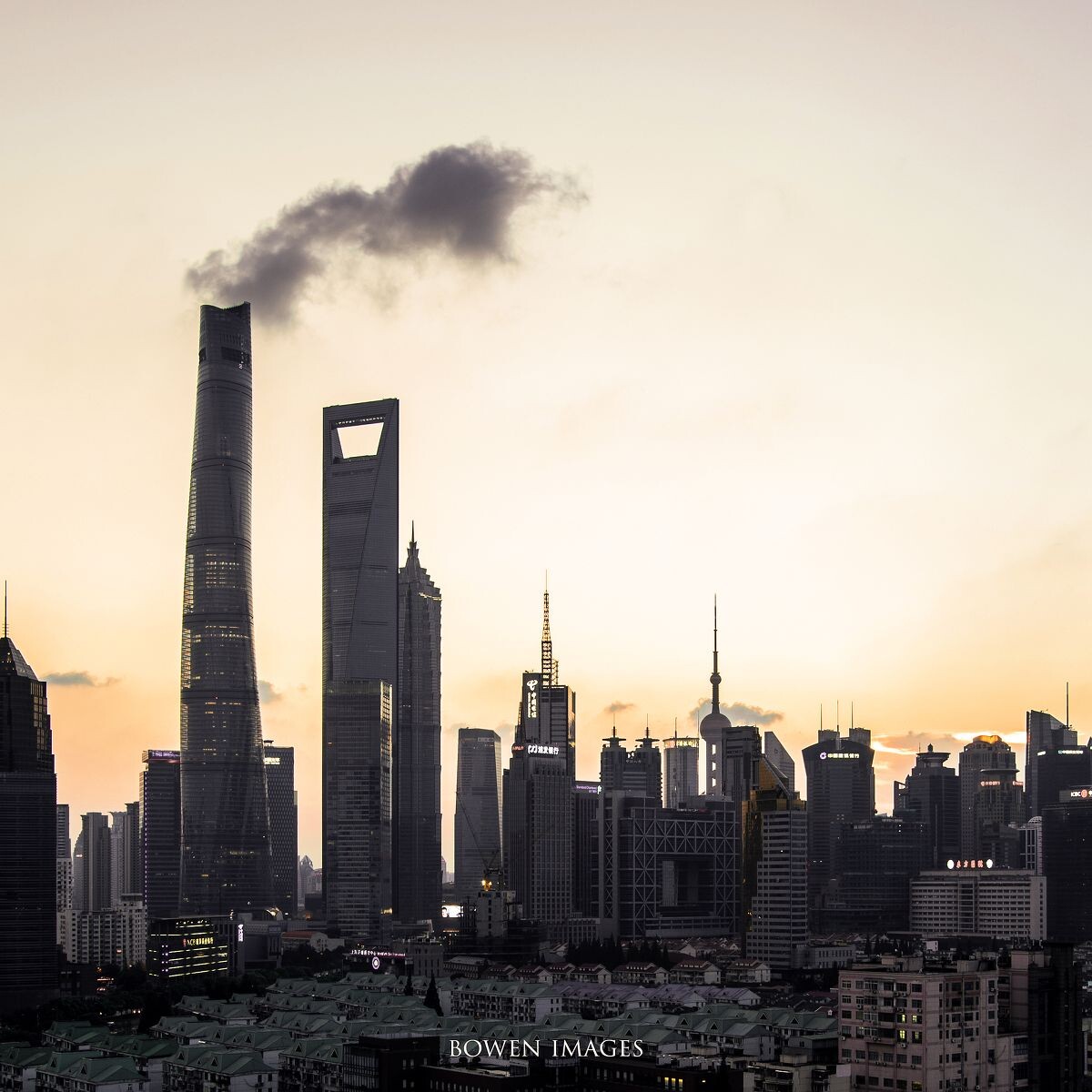 【创意类】正好一朵云飘过上海中心，像极了大烟囱