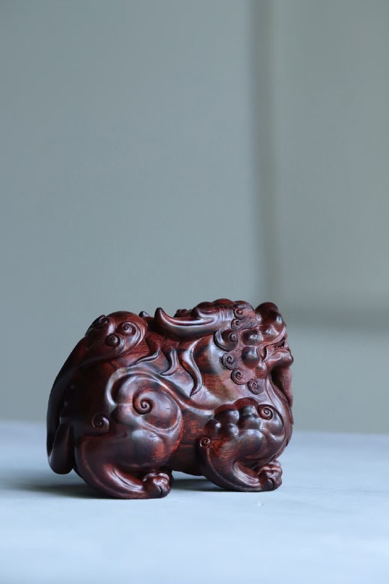 海南黄花梨貔貅一体雕刻刀法圆融俊朗貔貅遍体浑圆饱满有力嘴阔头大