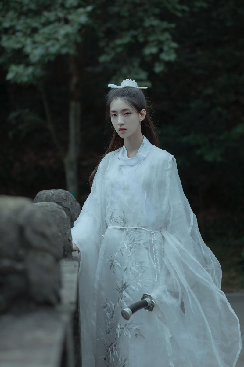 古风美女酷飒养眼湖边写真