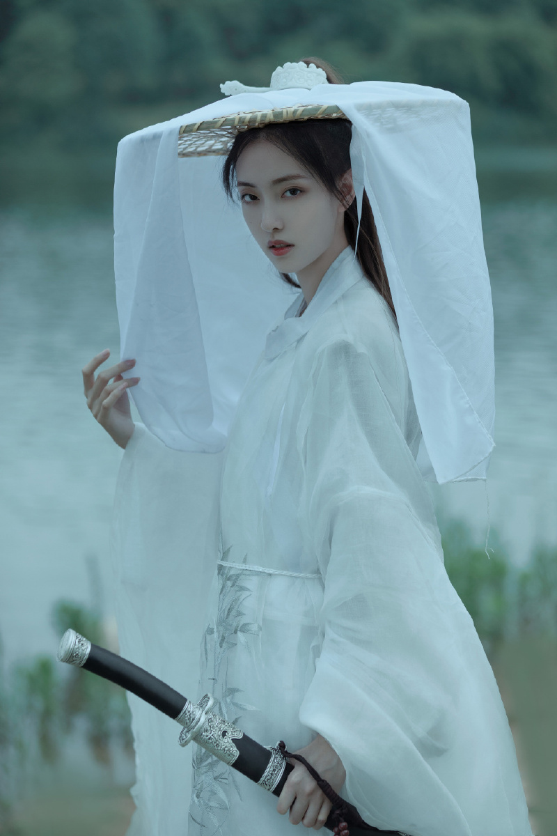 古风美女酷飒养眼湖边写真
