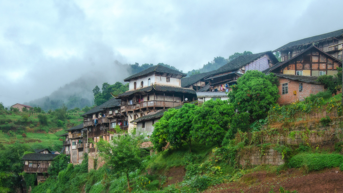 《半山坡上古民居》