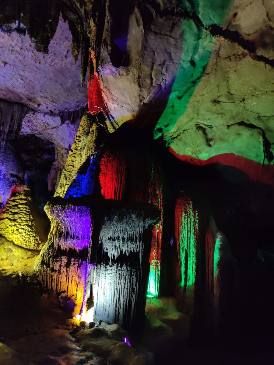 紫霞岩,位于宁远县九嶷山,山洞天然行程,全程约1500多米,洞内钟乳石
