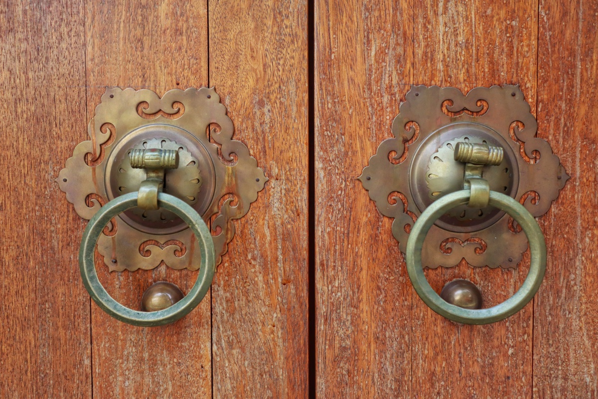 门环俗称响器是安装在房屋大门上的拉手并供叩门之