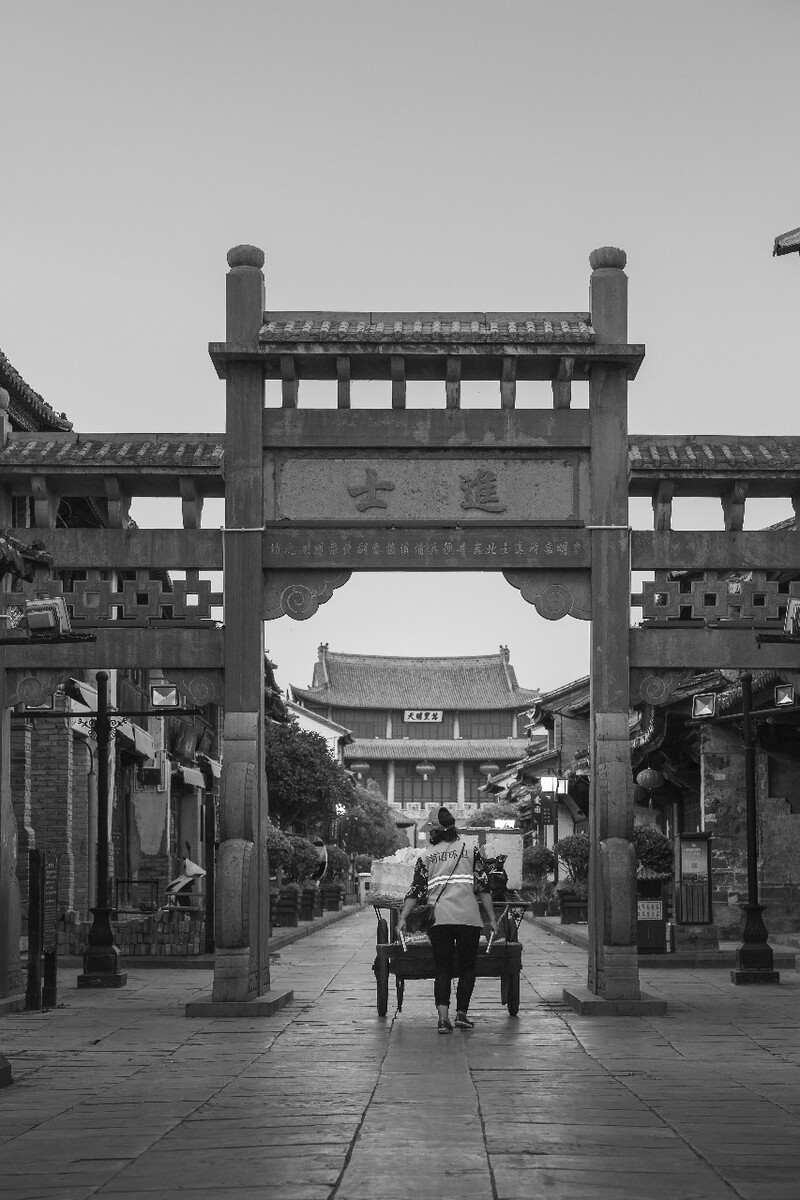 2019.05.29 06:20 推着垃圾车经过进士坊的保洁员
