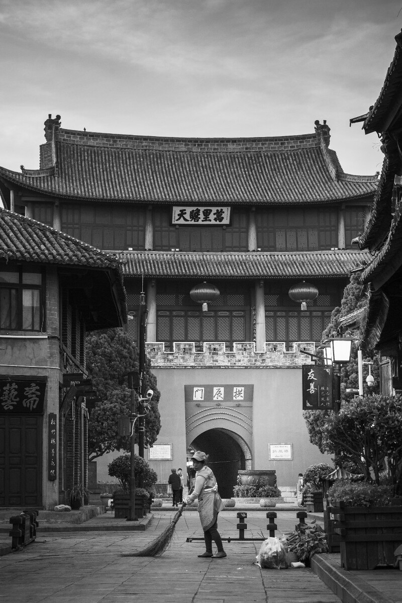 2019.05.23 06:24 正在清扫水坝街口的保洁员