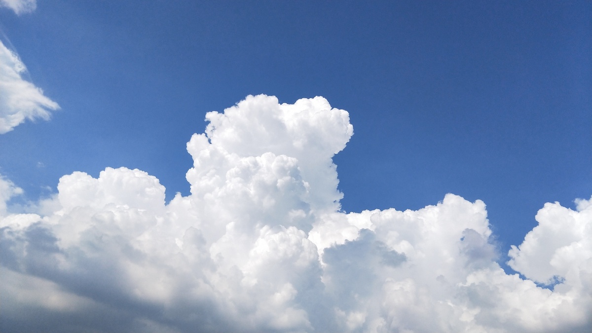 有时候,白云像棉花糖一样可爱