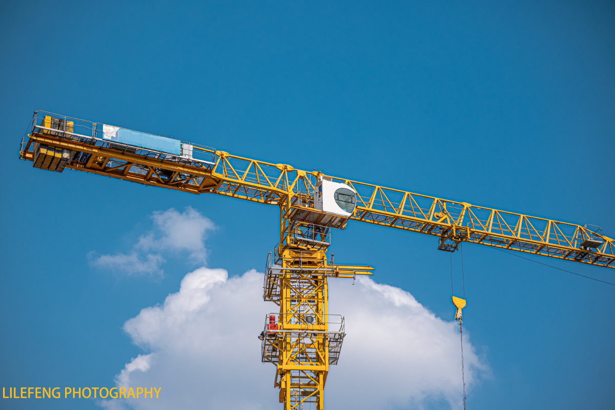 天空下舒展身姿的塔吊.致敬在城市发展中做出贡献的人们.