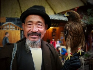 老人与鹰.jpg