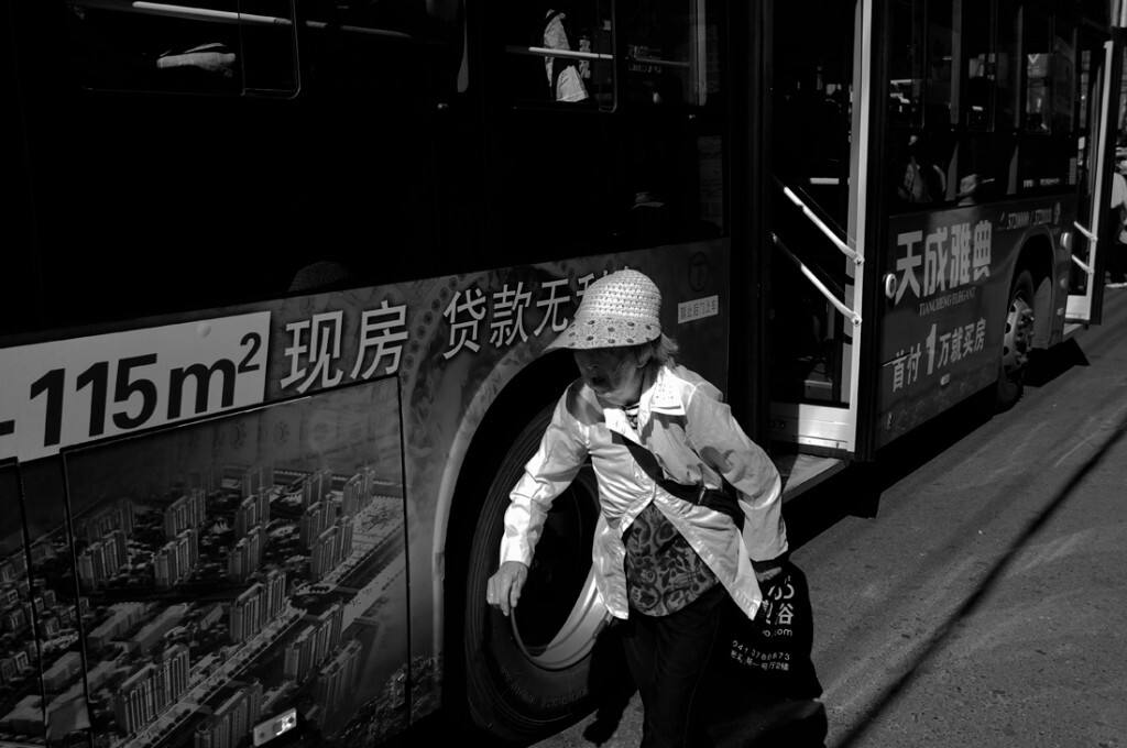 健步如飞的80多岁的老太太。