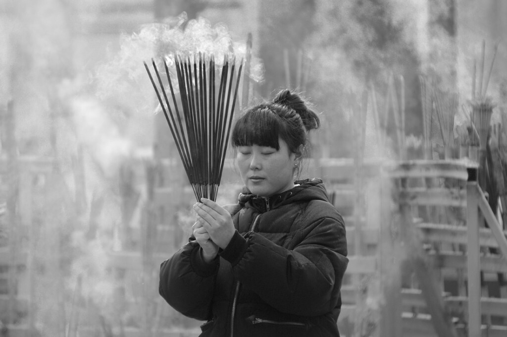 把希望寄托在这缭绕的烟雾中