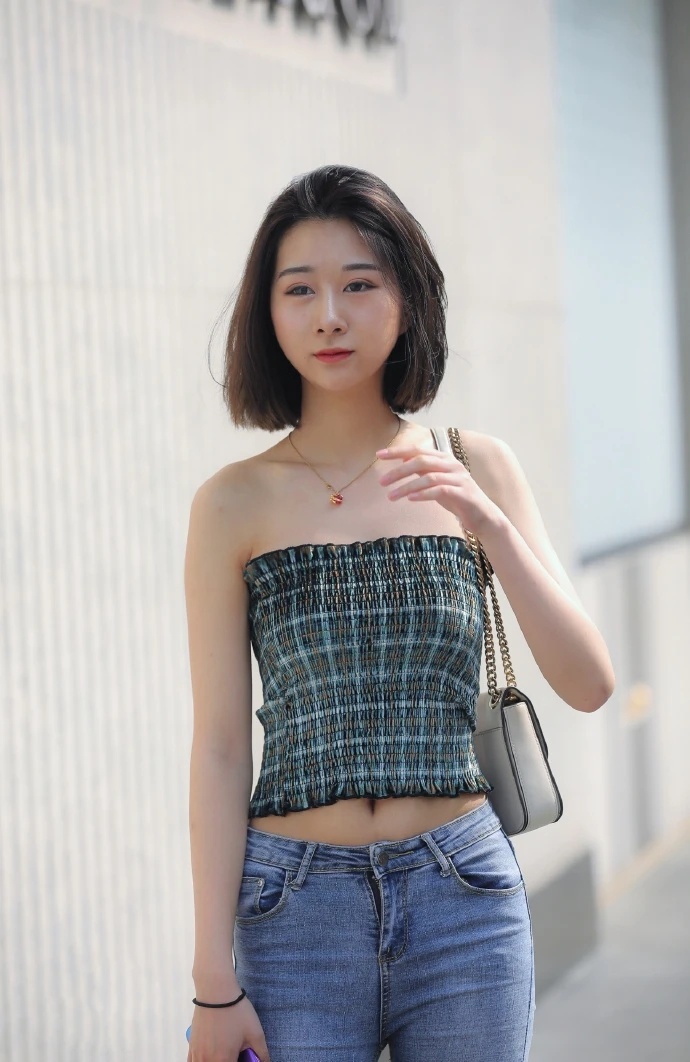 穿牛仔裤的时尚女生