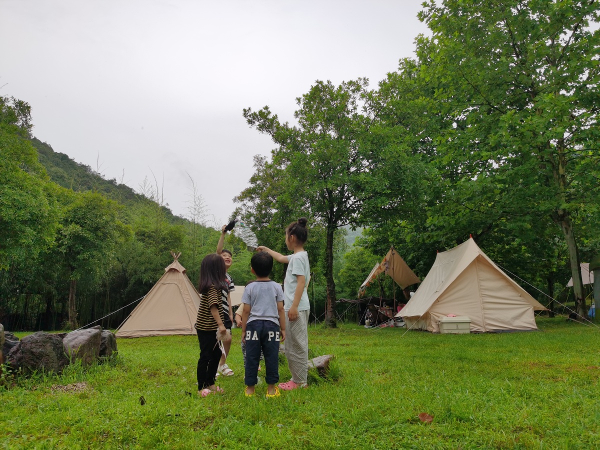 户外露营的小朋友帐篷