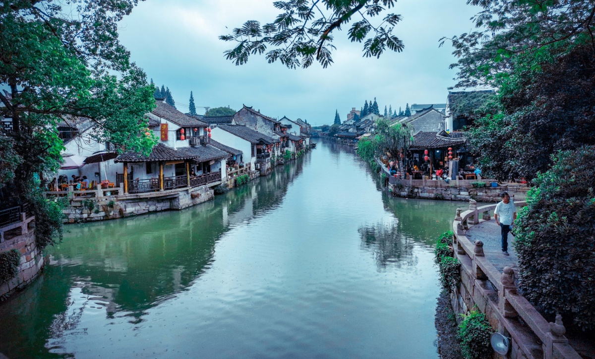 江南好风景旧曾谙日出江花红胜火春来江水绿如蓝能不忆江南雨中的江南