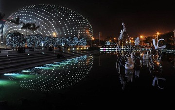 夜幕下的保利剧院.jpg
