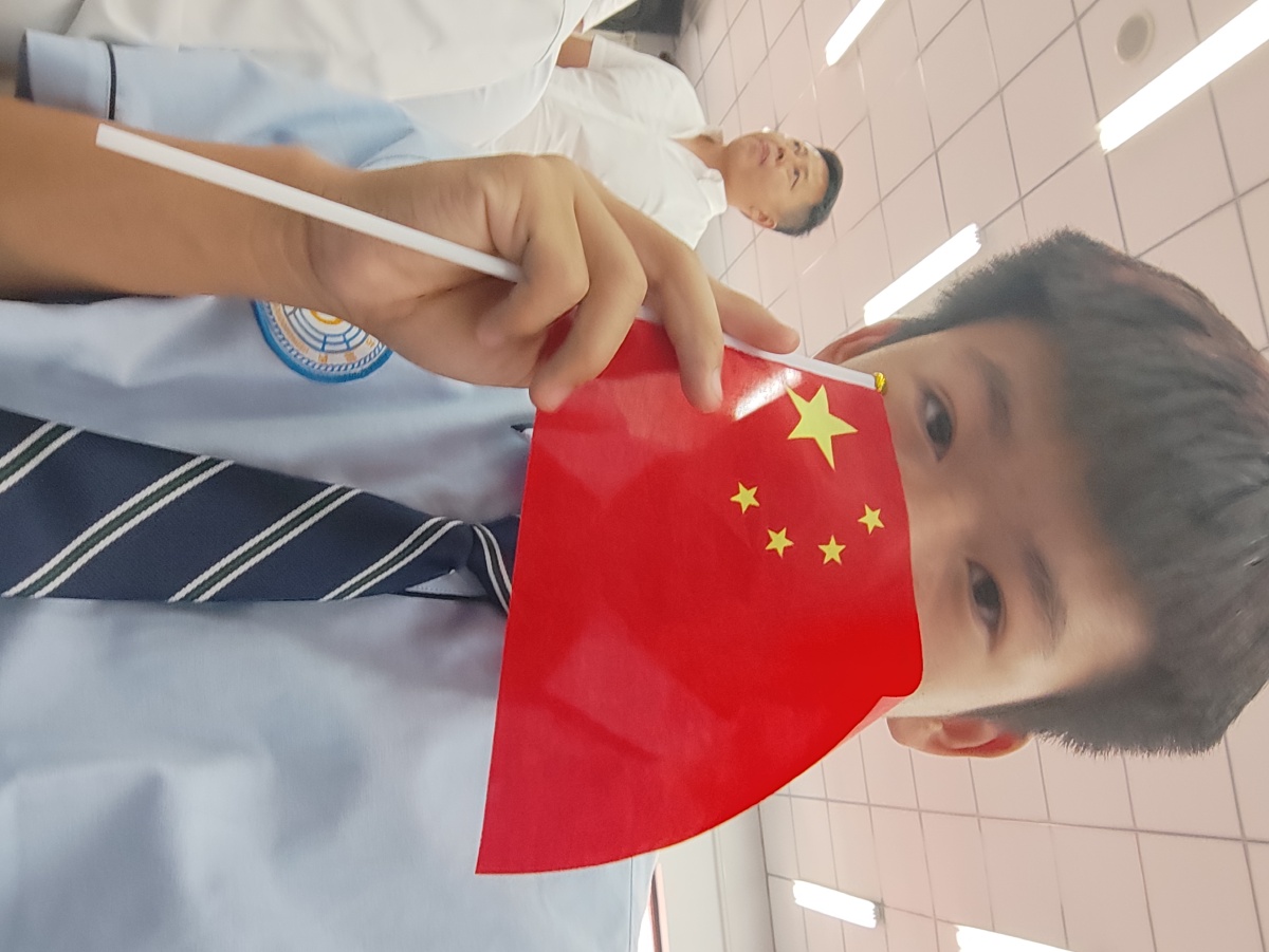 我们生于国旗之下长于春风之中以青春之名书写清澈挚爱以心中红星献礼