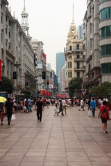 南京路啊，中午人真不算多