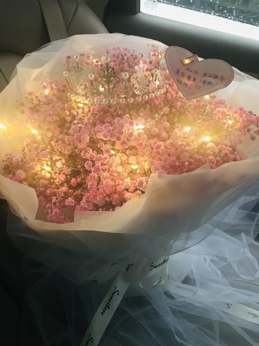 满天星花束闺蜜生日花束满天星搭配白纱灯串皇冠真是好看极了喜欢