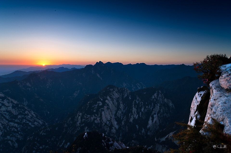 华山东峰日出<br />
