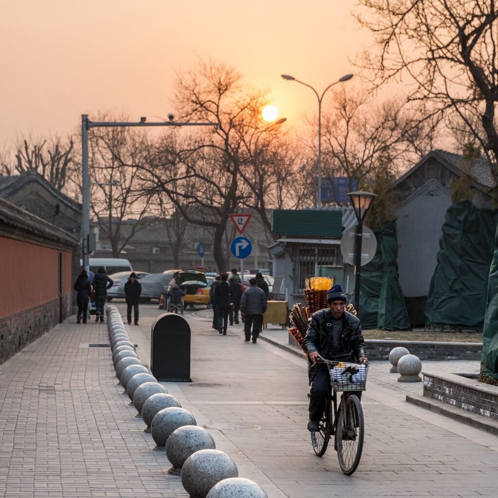 尘霾让夕阳的光纤提前变得“温柔”