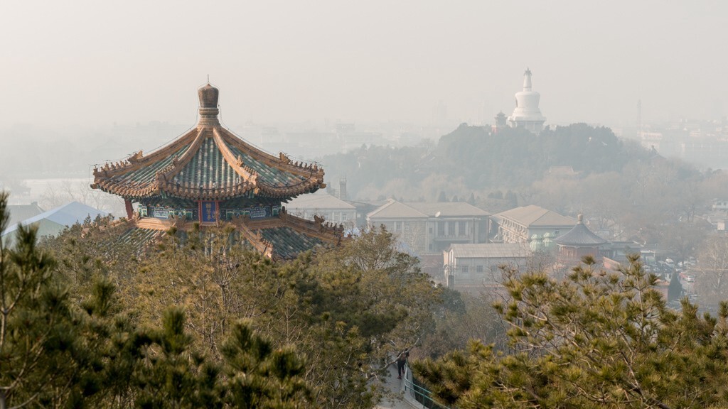 西望,看不到雾霾中的西山余脉。