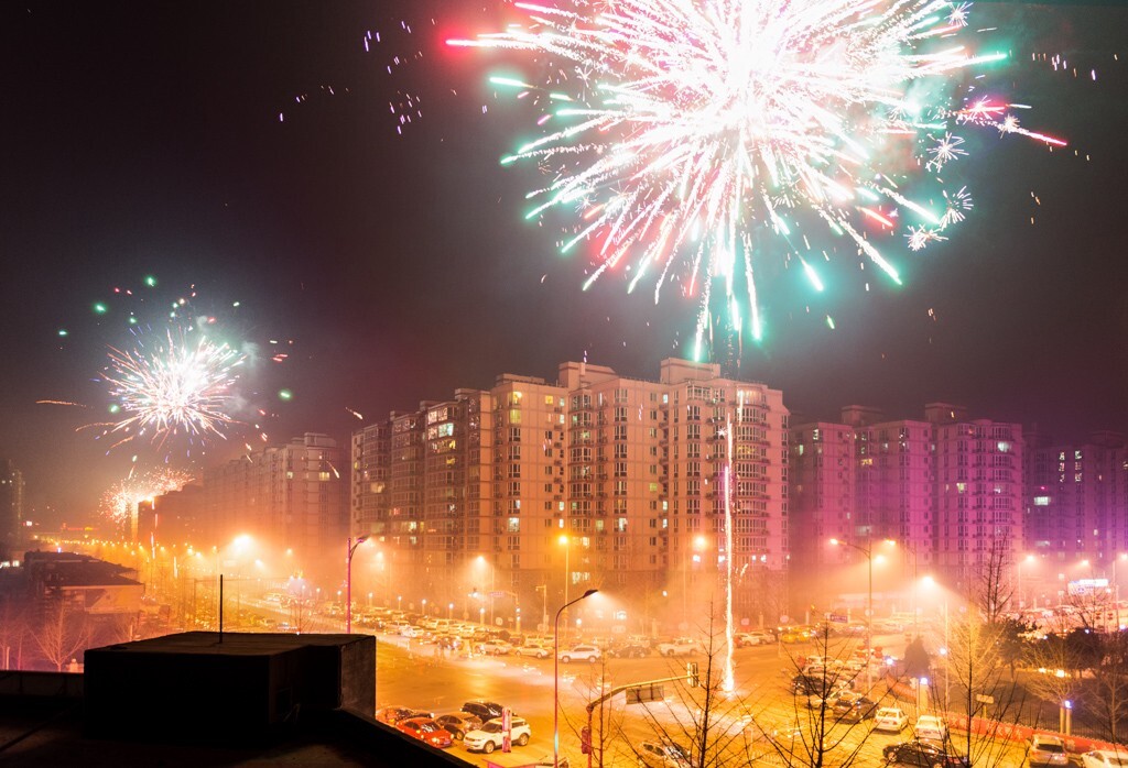 2016年的除夕之夜，零点时分，爆竹烟花的轰鸣依旧连成片。从窗外望去，天空中是弥漫的烟尘。据说，北京人特在意空气质量。但在这个时刻，这些在意空气的人们又在一心一意地“轰炸”这个城市。<br />
<br />
手持拍摄，12张后期堆栈叠加。