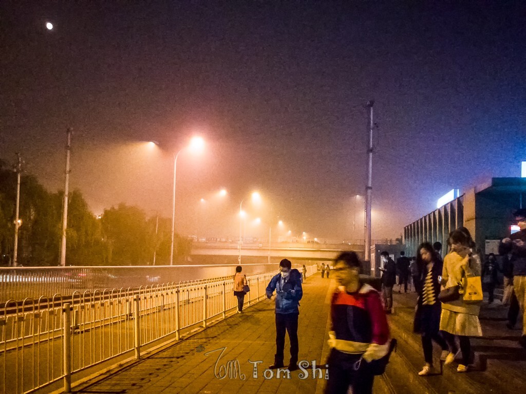 月圆之夜,明亮的月光在雾霾之上也显得朦胧起来。离开地铁的人们,急匆匆走在各自的路上。