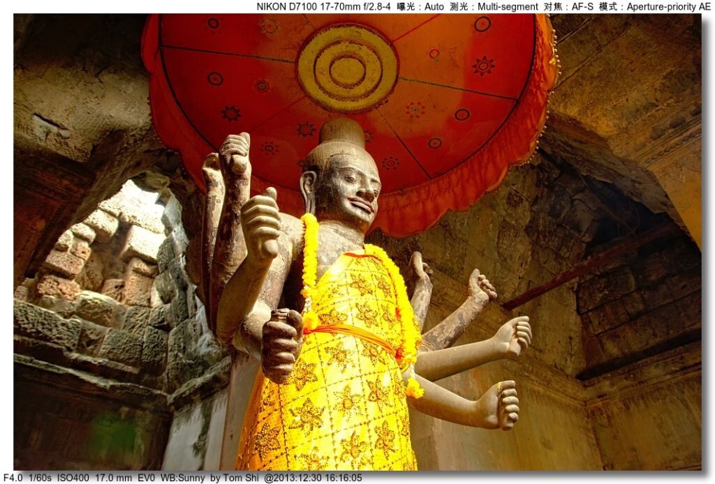 吴哥寺中，午后的阳光照亮毗湿奴安详低垂的面庞。