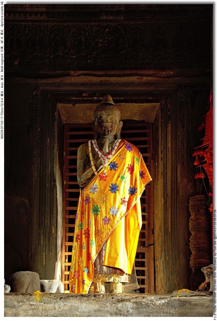 吴哥寺最高处，象征印度教须弥山的梅花五塔中央，朝阳唤醒仿佛沉睡的佛像。