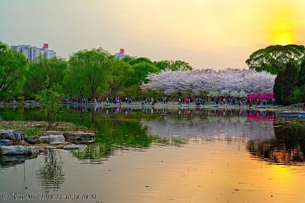 尝试包围曝光+后期，处理大光比场景，首次输出可看结果。前期包围曝光的基点测光很关键，后期时蒙版操作是要点。先合成，后期用亮度蒙版方式处理的方法，在合成阶段一直不得要领。还得继续学习尝试。