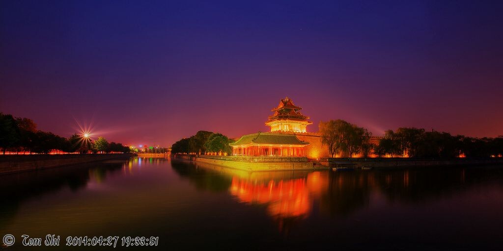 四张RAW格式，总曝光时长48秒，luminance HDR叠加对齐后，分四种不同模式输出JPG，Gimp图层叠加合成。<br />
<br />
这已经是最近一个多月来，北京最晴朗的夜空了。但在城市中心，空气污染指数依然超过150，角楼上空仅有一两颗残存的亮星隐约可见。