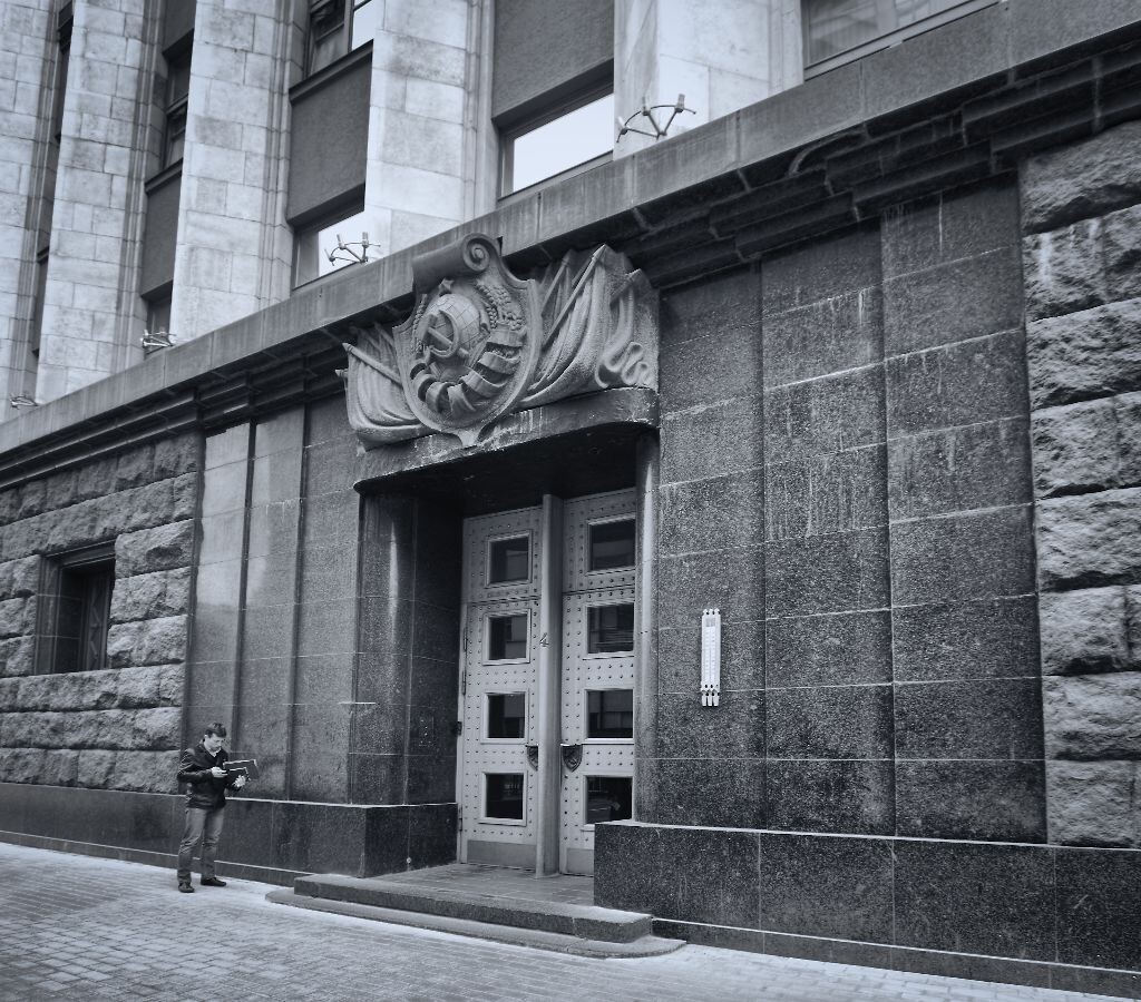 Lubyanka<br />
安全局大楼外的路人, 貌似这个应该不是正门.