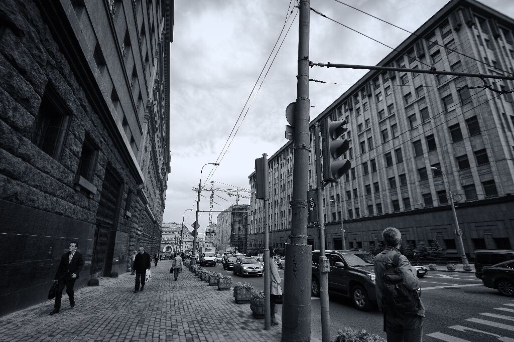 Lubyanka<br />
卢比扬卡广场位于红场东北方. 广场11号这栋建筑最初建成时为全俄保险公司, 苏联时期是情报机构的所在地, 先后是契卡, 内务人民委员会, 以及令人谈虎色变的KGB. 现为俄罗斯联邦安全局总部. 卢比扬卡地铁站是2010年莫斯科地铁爆炸事件第一起爆炸发生地点.