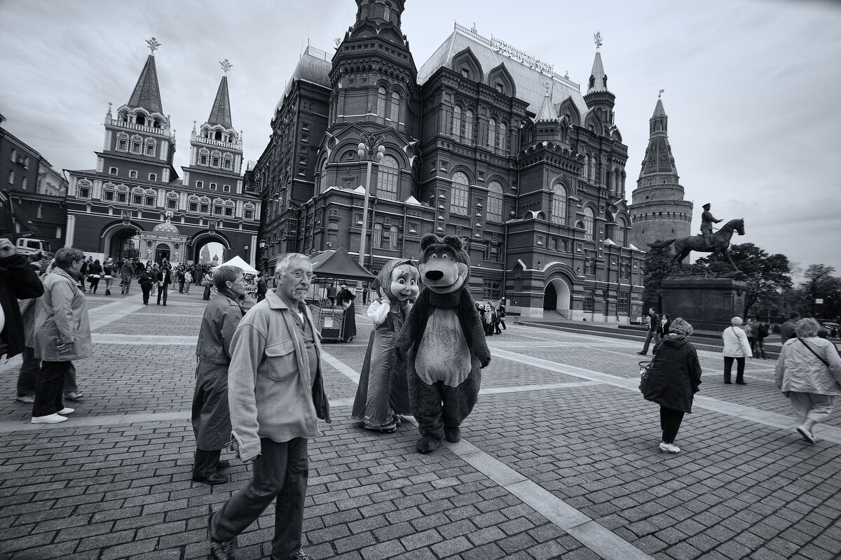 The Red Square<br />
我一度以为, 在红场上偶遇的这些毛毛公仔是我在莫斯科所碰到的人里最热情友好的, 主动向我走过来, 拿起我的相机就跟我一轮合照, 只是, 原来下一秒他们就向我伸手要钱...