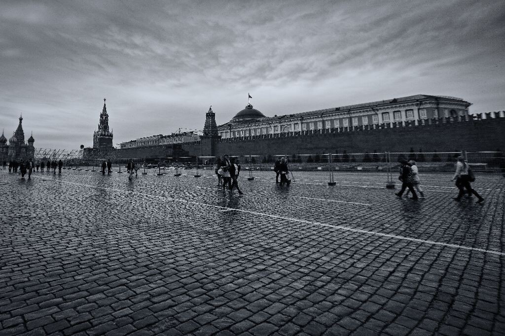 The Kremlin<br />
走到克里姆林宫, 雨已经下得很大. 城墙外围围着栏杆, 不知道在整修什么, 无名烈士墓的长明火和站岗的卫兵都看不到了, 只能就这样远远地拍个全景... 想哭...