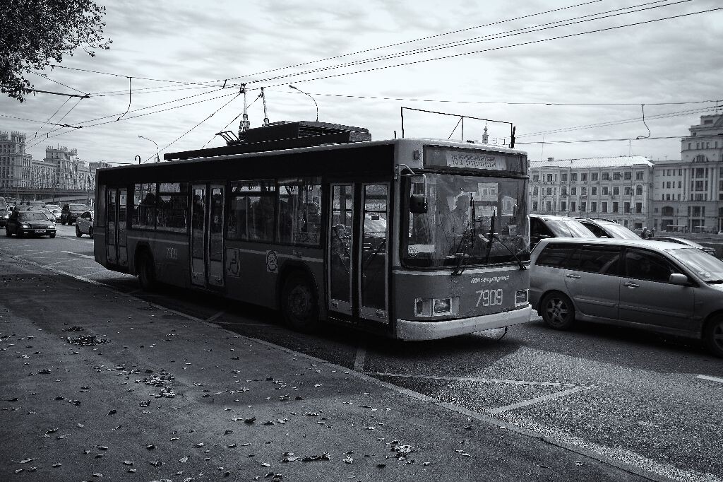 Trolleybus in Moscow<br />
沿着莫斯科河暴走, 寻找&quot;七姐妹&quot;, 偶遇一辆无轨电车. Quiz: can you tell the differences between trolleybus and tram? :P