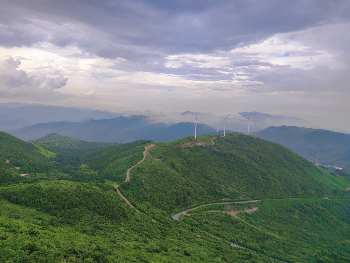 登上东白山最高峰 太白峰 看到绵延的山脉 点缀的湖面 远处的风车