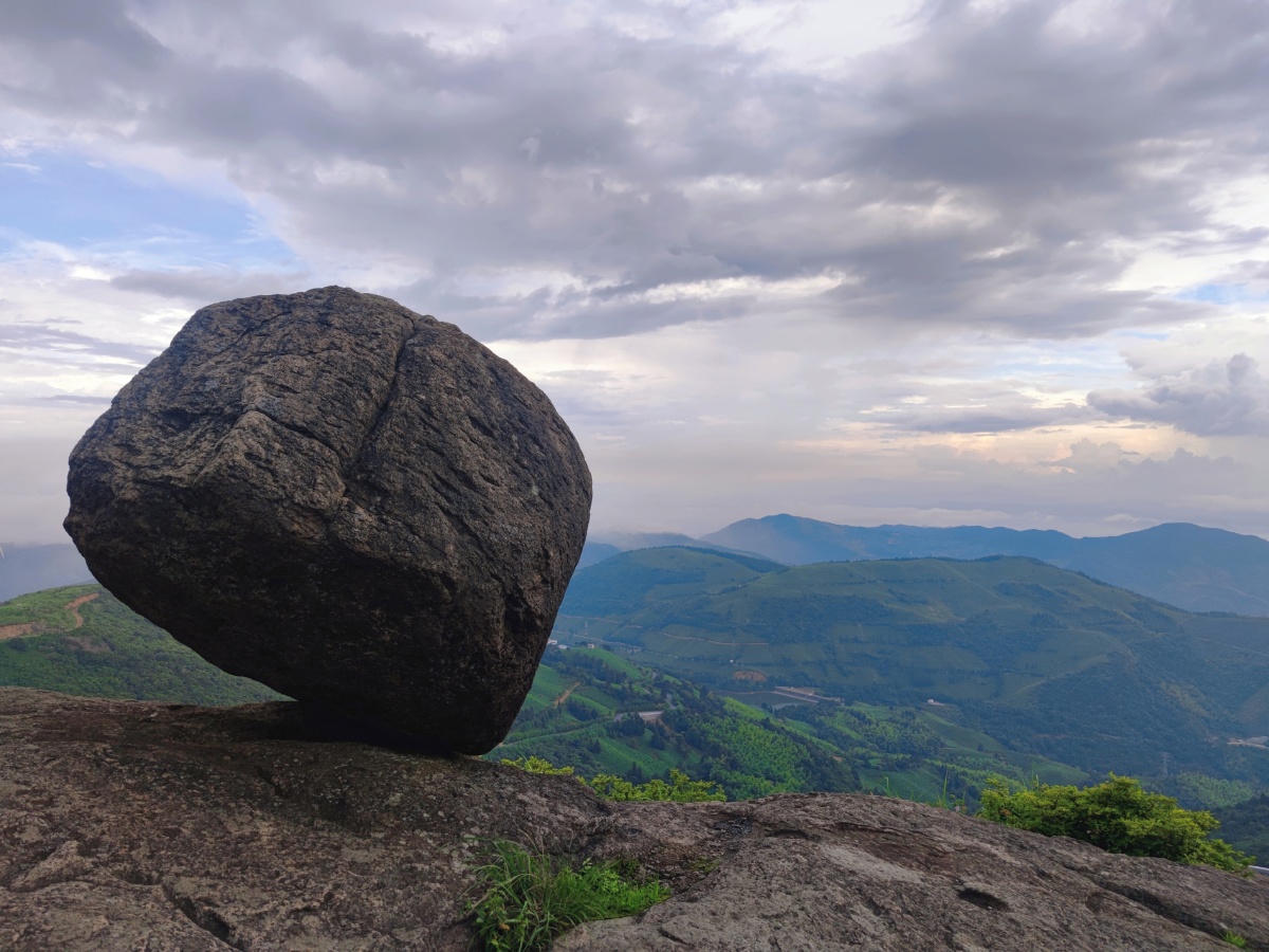 登上东白山最高峰 太白峰 看到绵延的山脉 点缀的湖面 远处的风车