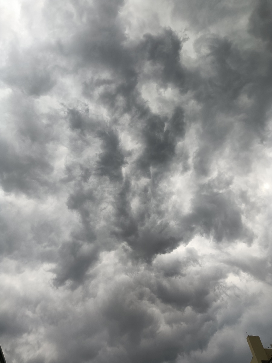 阴云密布诡云暗涌雨过天晴阴云消散