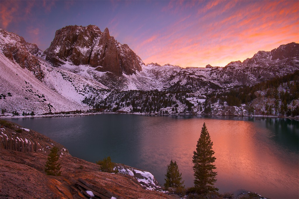 加州东部Sierra山脉里露营之行，日落后的云霞不期而至。染红了天空也染红了山间落下的点点碎雪，为清寒的初冬添了一丝暖意。