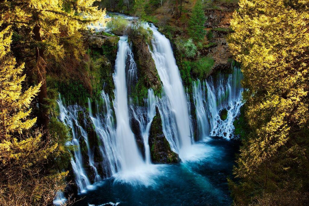 Burney Falls Overlook<br />
Burney Falls位于加州北部，是加州最好看的瀑布之一了。拍摄这张片子的时候刚好远处的阳光照亮了两边的树木，黄色的树叶映衬着蓝色水流，煞是好看