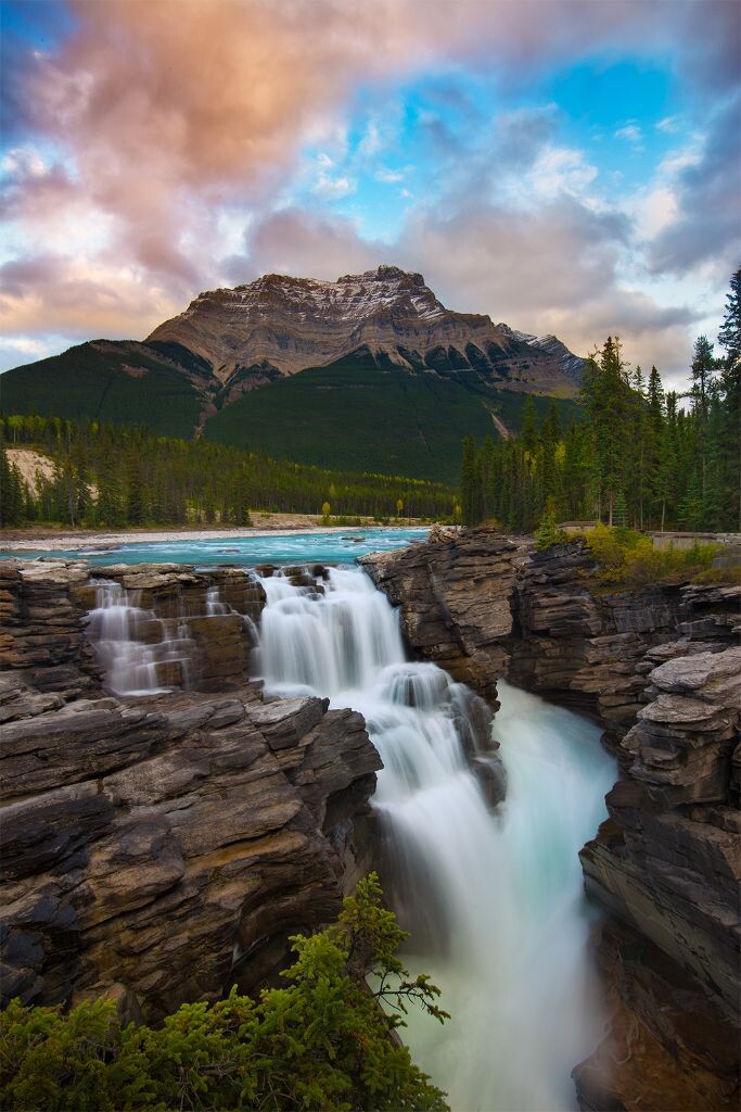 Athabasca Falls, Jasper National Park.加拿大落基山除了雪山和湖泊，众多瀑布也是一大看点。Athabasca Falls就是最受欢迎的之一。原本对其没有抱过高的期望，不过身处其地之后还是觉得这个景致是相当不错的~
