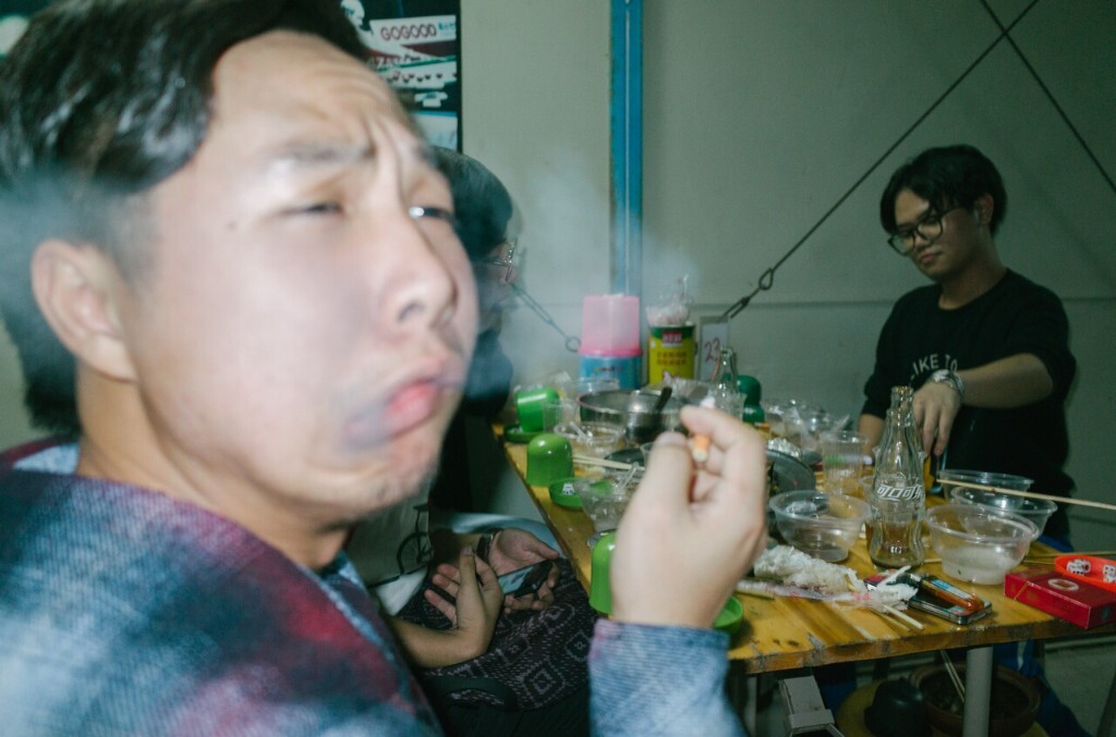 02.以前毕业季对我来说,就是烈酒跟呕吐物混合的味道。