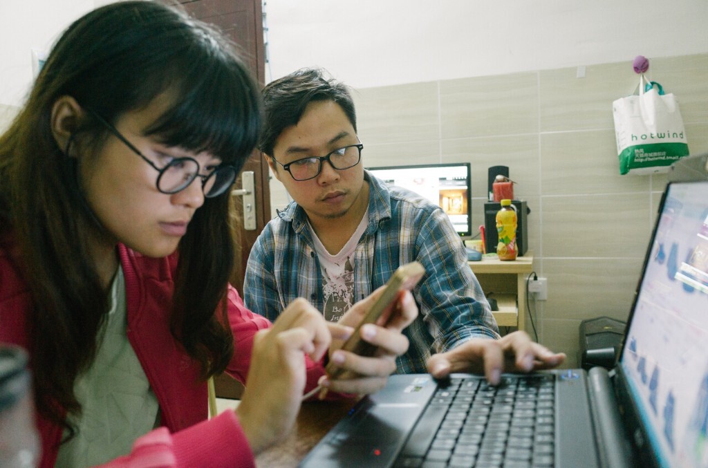 09.他经常会转过来跟她说闲话,感觉虽然两个人背对背工作,但是他的注意力全在她身上。