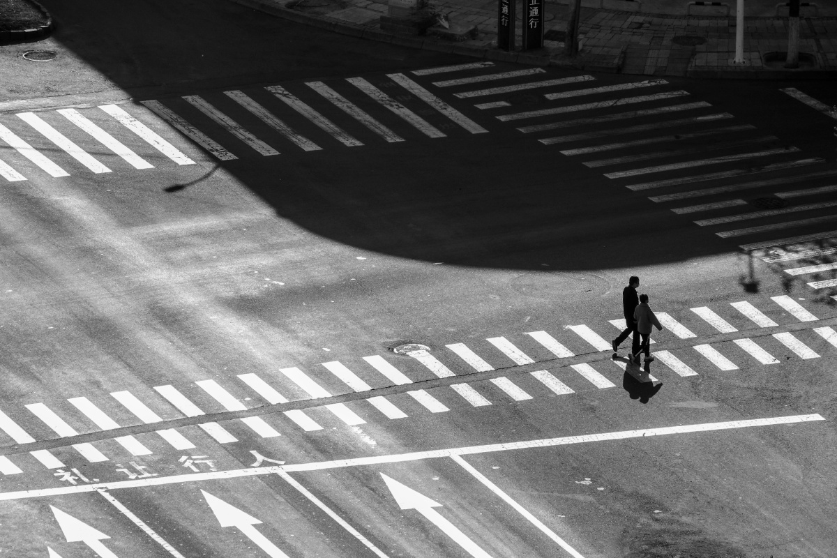 十字路口行人穿梭往来,景象瞬息万变 - 家园摄影 - 图虫